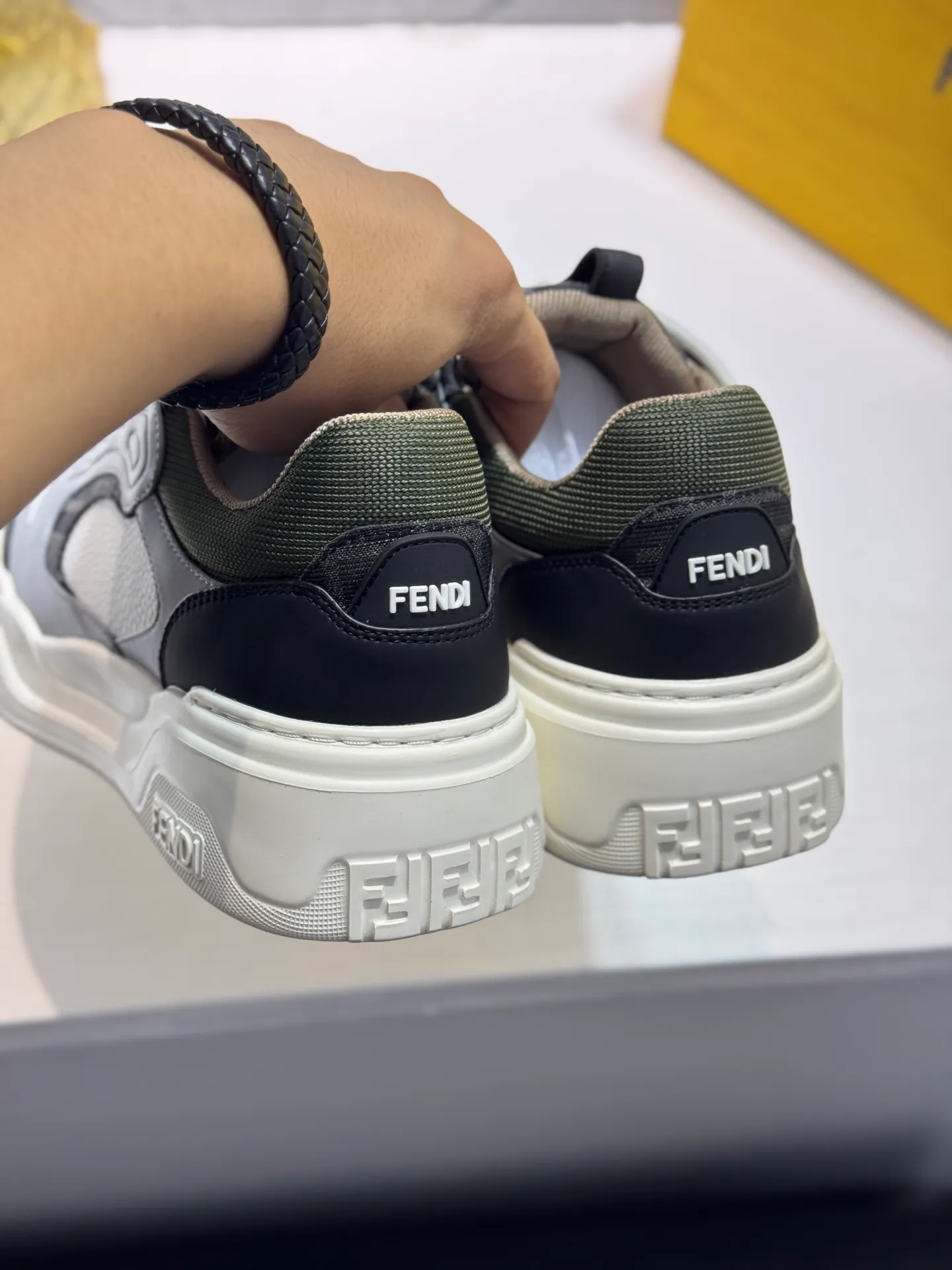 Men's men's shoes 💰560 [New style] 🦥🦥FENDI Fendi high version latest Force series calfskin FF mesh round toe thick sole low-top sports sneakers, these Force lace-up low-top shoes. Made of white full-grain leather and white and brown smooth leather. Padded. Brown FF jacquard and yellow technical fabric details. Lightweight and thick white sole with FF pattern details on the toe and heel ✔️Fabric: Imported first-layer cowhide breathable mesh ✔️Inner lining: Customized breathable mesh ✔️Sole: Open-molded rubber foam material ✔️Sole thickness: 7CM Size: #Men's 38-44 (45 is custom-made and cannot be returned or exchanged